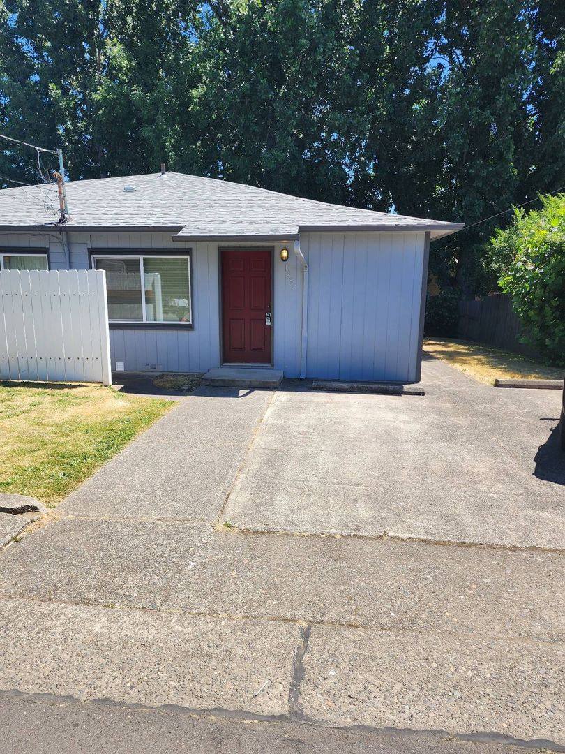 Apartment for rent at 1483 NW Fairmount St, Roseburg, OR 97470