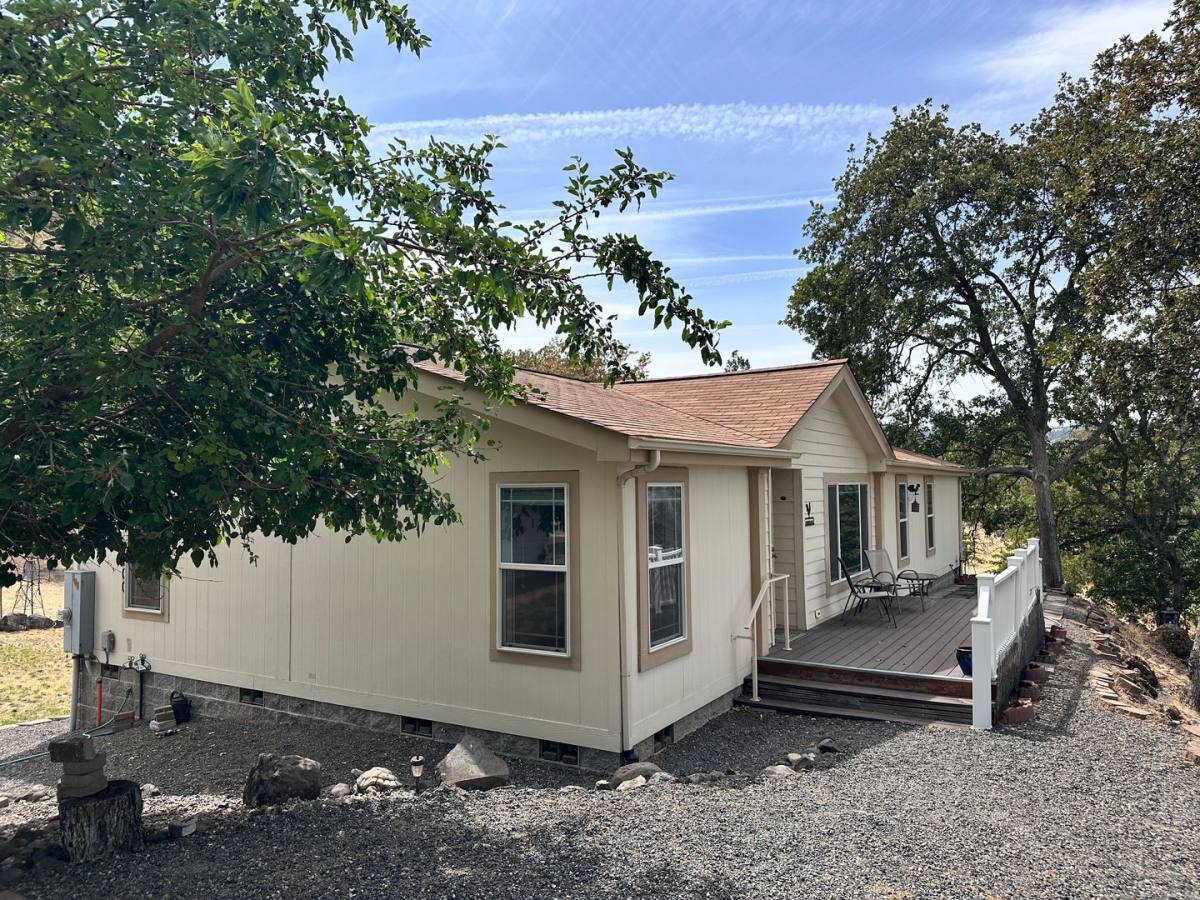 House for rent at 100 E 15th St, The Dalles, OR 97058