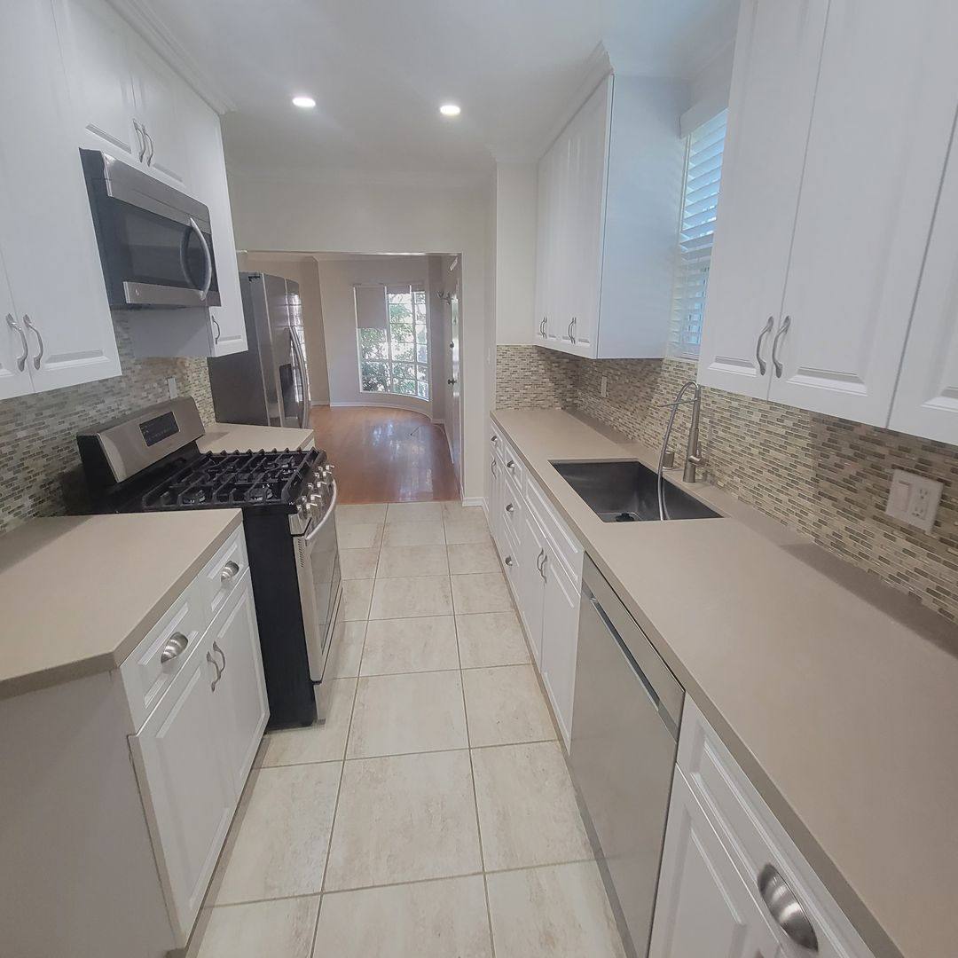 Apartment for rent at 902-910 Venice Blvd 2404-2426 Grandview Ave, Venice, CA 90291