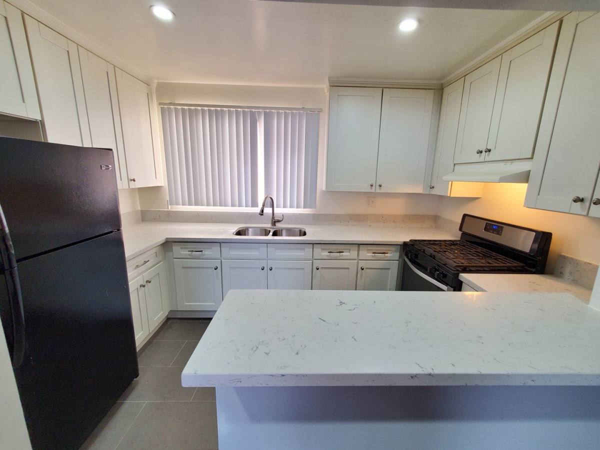 Apartment for rent at 5446 Sierra Vista Ave, Los Angeles, CA 90038