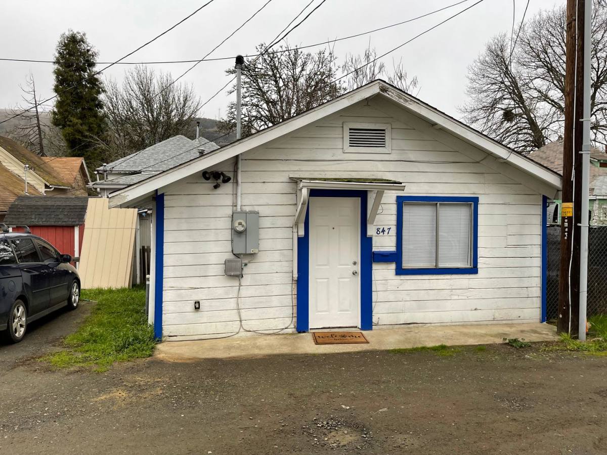 House for rent at 847 SE Flint St, Roseburg, OR 97470