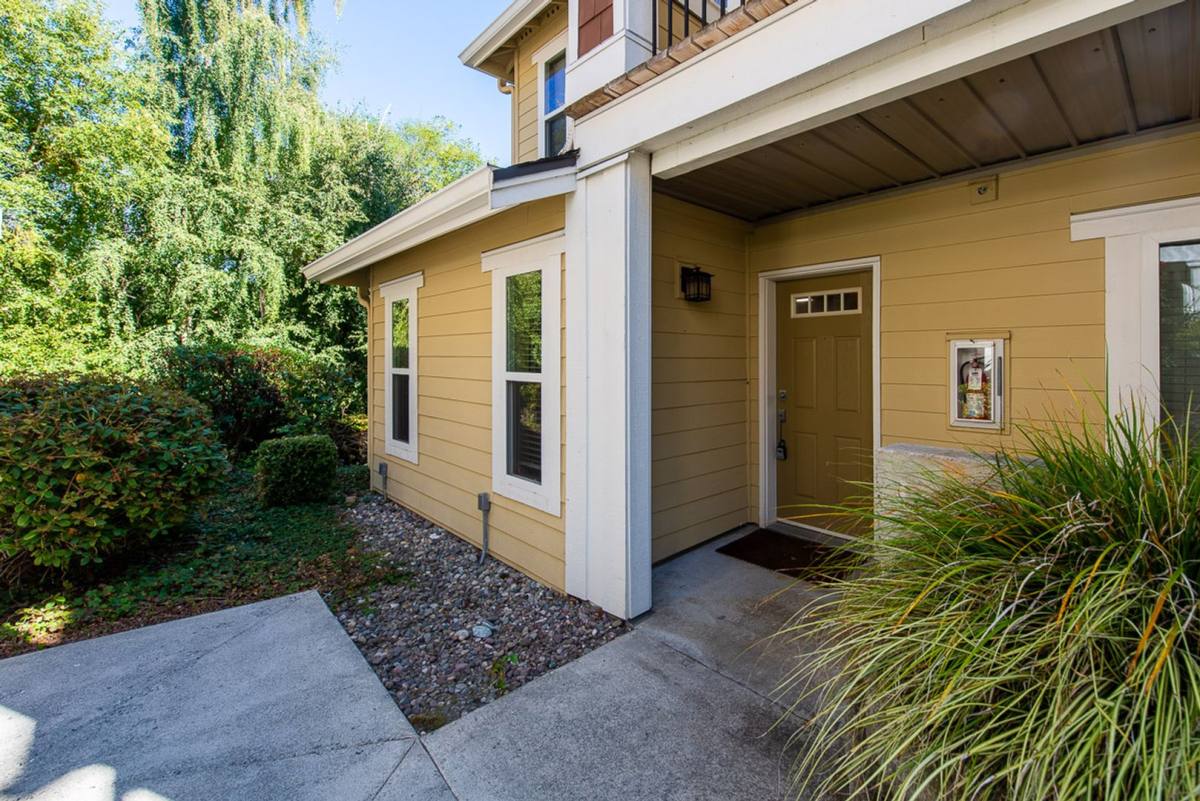 Condo for rent at 5551 Lakemont Blvd SE, Bellevue, WA 98006