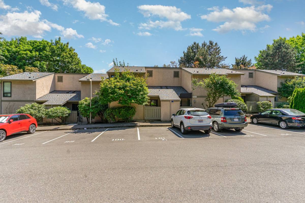 Townhouse for rent at 10017 NE 138th Place, Kirkland, WA 98034