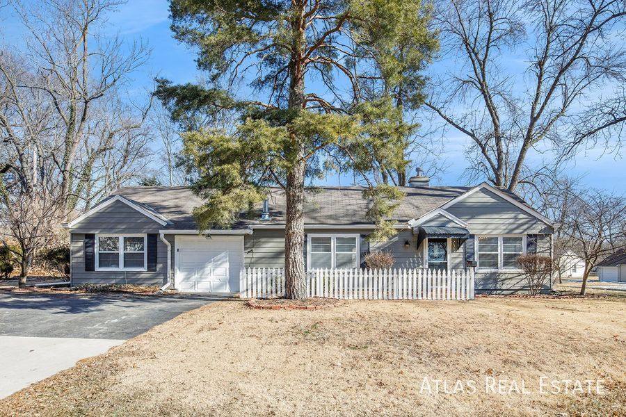 House for rent at 7543 Booth Dr, Prairie Village, KS 66208