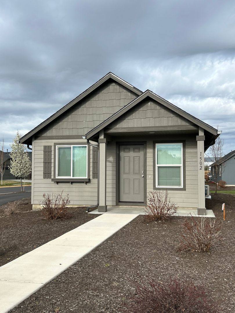House for rent at 1502 SW 36th Lp, Redmond, OR 97756