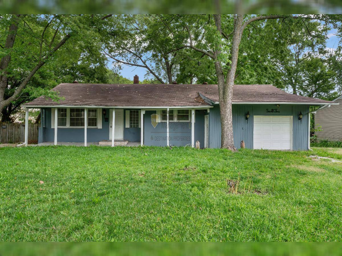 House for rent at 703 SE Douglas St, Lees Summit, MO 64063