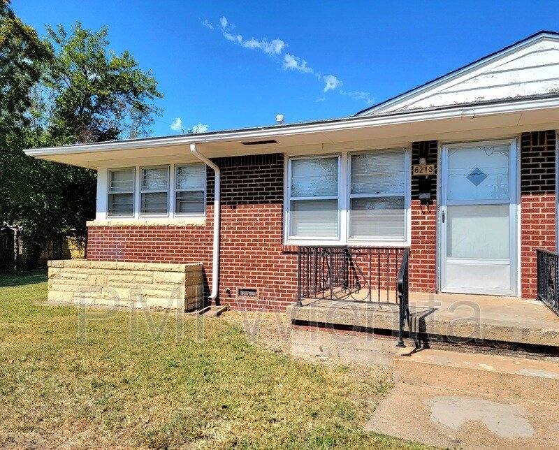 Townhouse for rent at 6218 E Lincoln St, Wichita, KS 67218