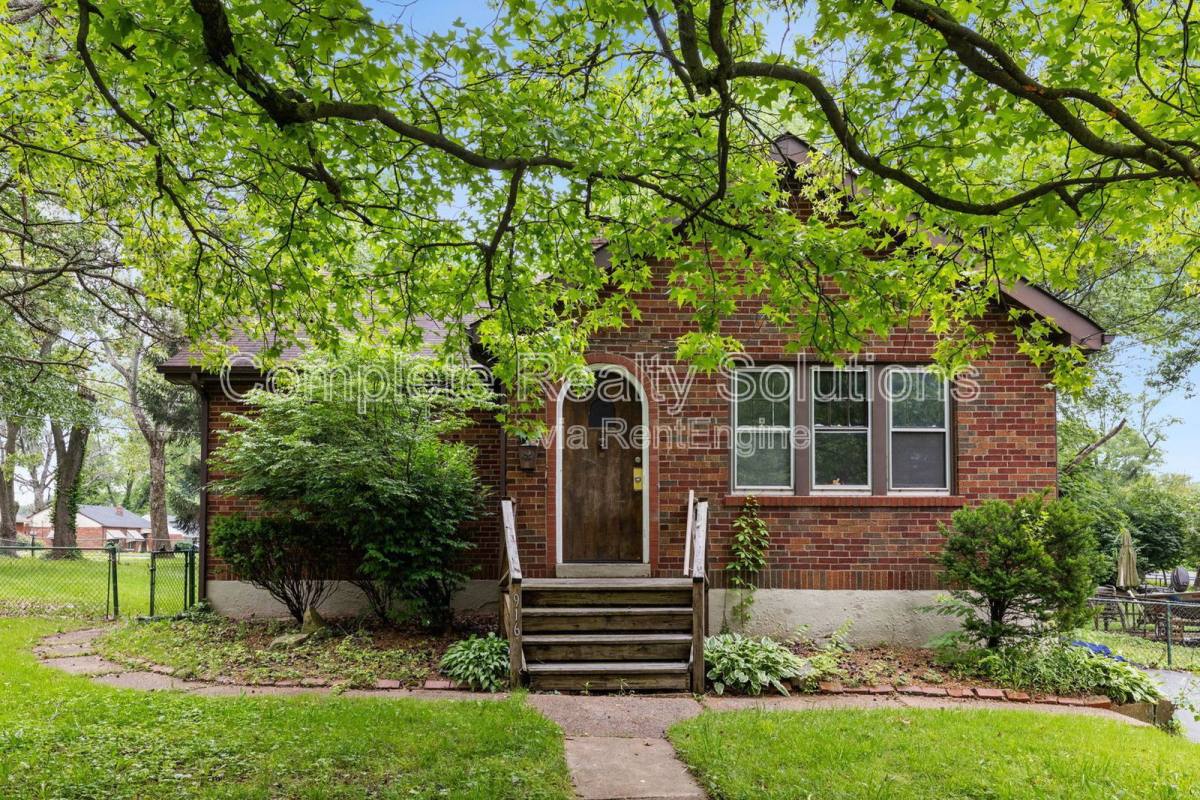 House for rent at 916 January Ave, Saint Louis, MO 63135