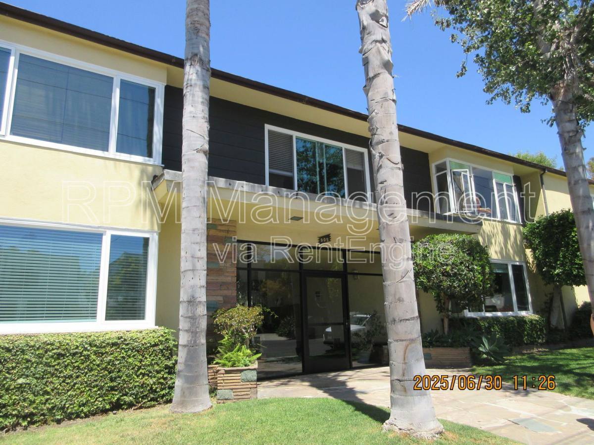 Apartment for rent at 905 N Sweetzer Ave #22, Los Angeles, CA 90046