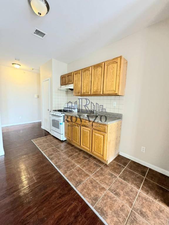 Apartment for rent at 279 Goldsmith Ave, Newark, NJ 07112