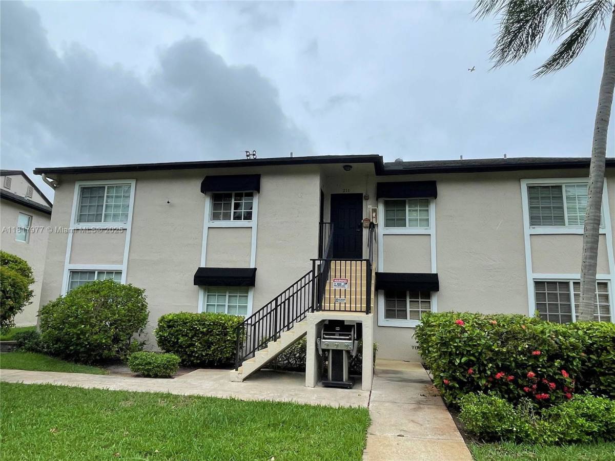 House for rent at 4000 Crystal Lake Dr #111, Pompano Beach, FL 33064