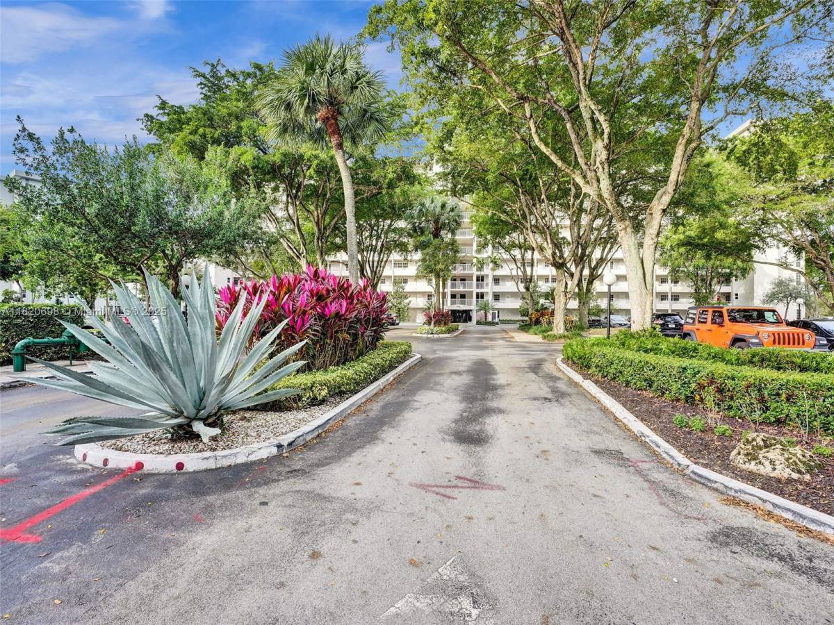 Condo for rent at 605 Oaks Dr #309, Pompano Beach, FL 33069