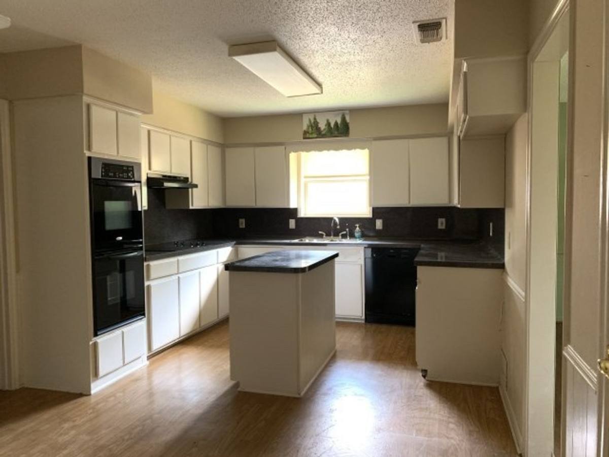 House for rent at 1910 E Warwick, Longview, TX 75605