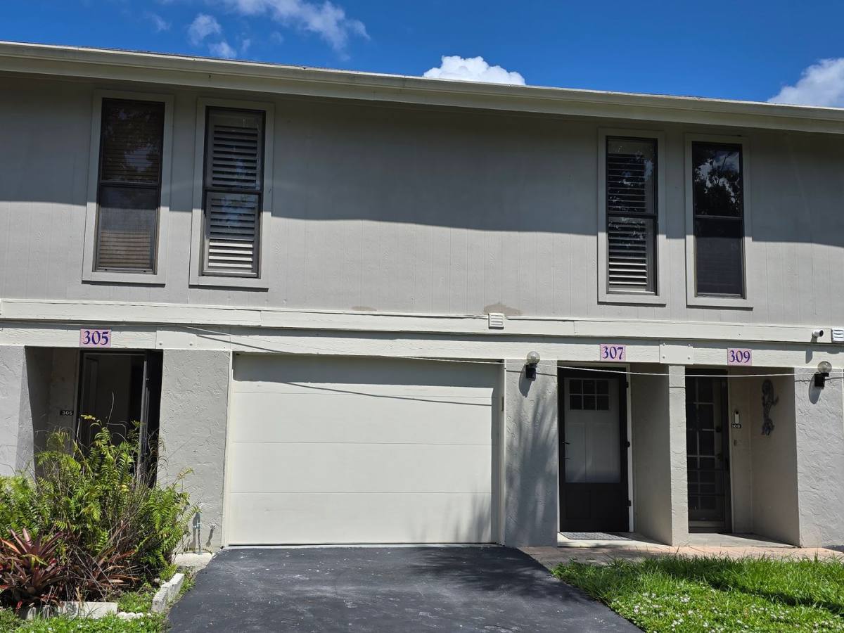 Townhouse for rent at 307 Bobby Jones Rd, Sarasota, FL 34232
