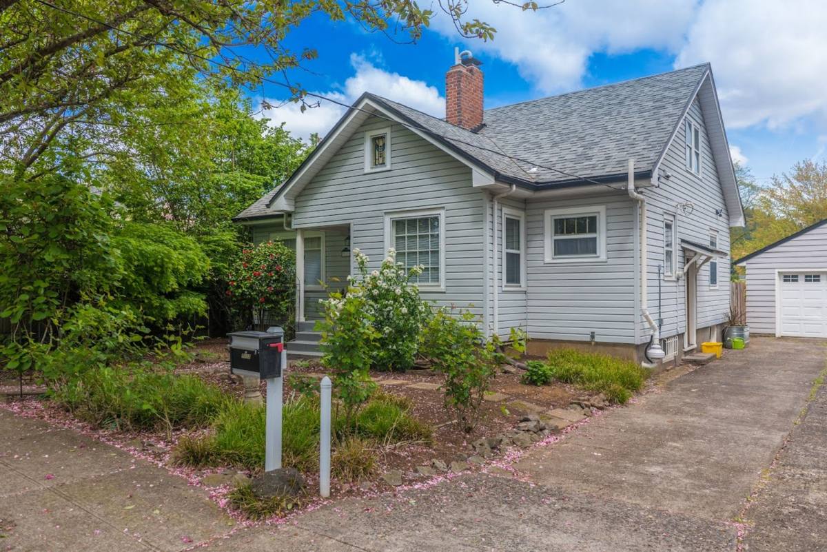 House for rent at 7117 SE Brooklyn St, Portland, OR 97206