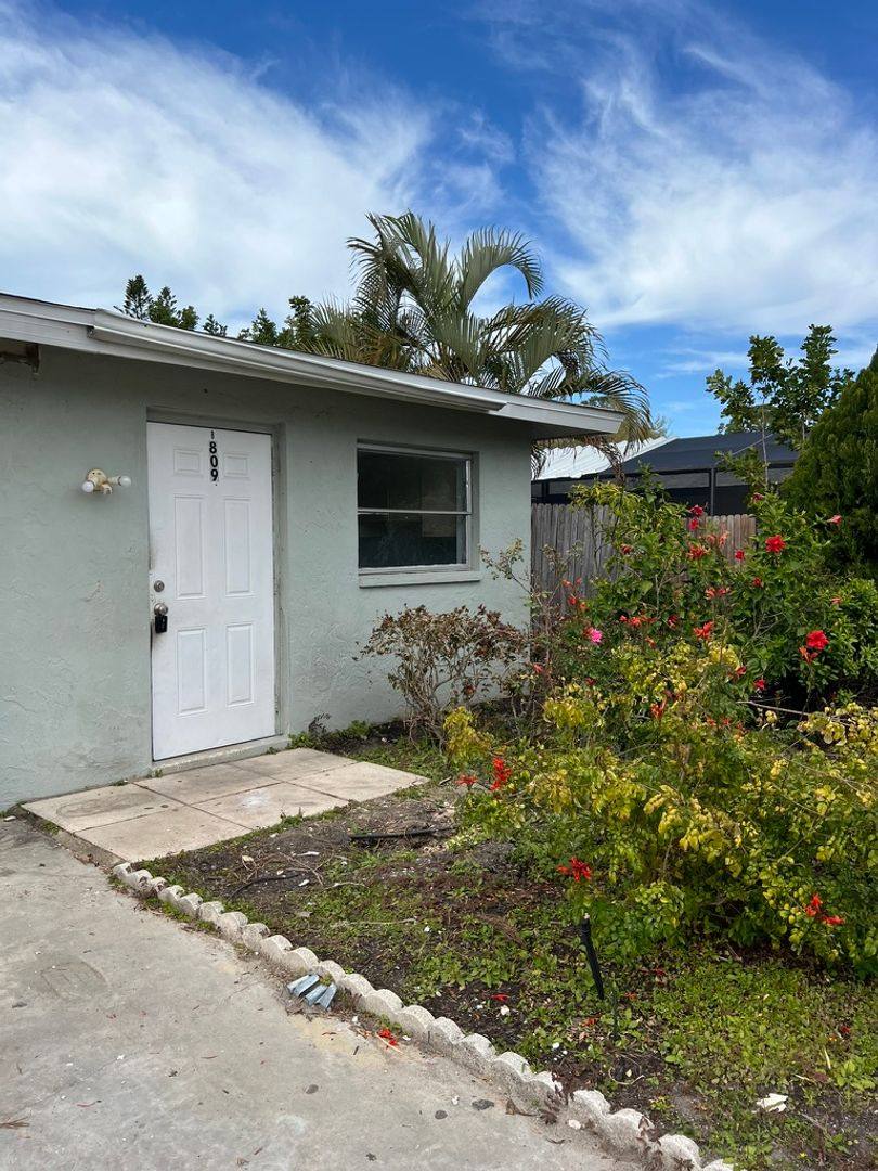 Apartment for rent at 809 B 66th Ave W, Bradenton, FL 34207