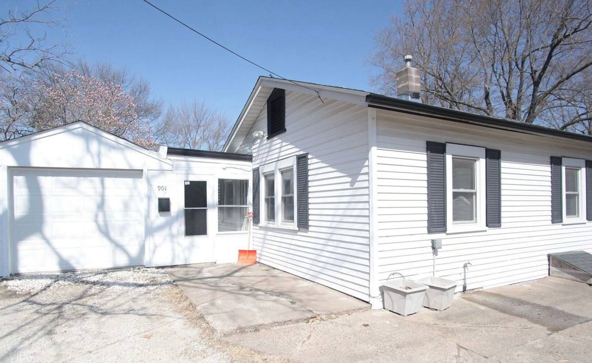 House for rent at 901 28th 1 2 St, Bettendorf, IA 52722