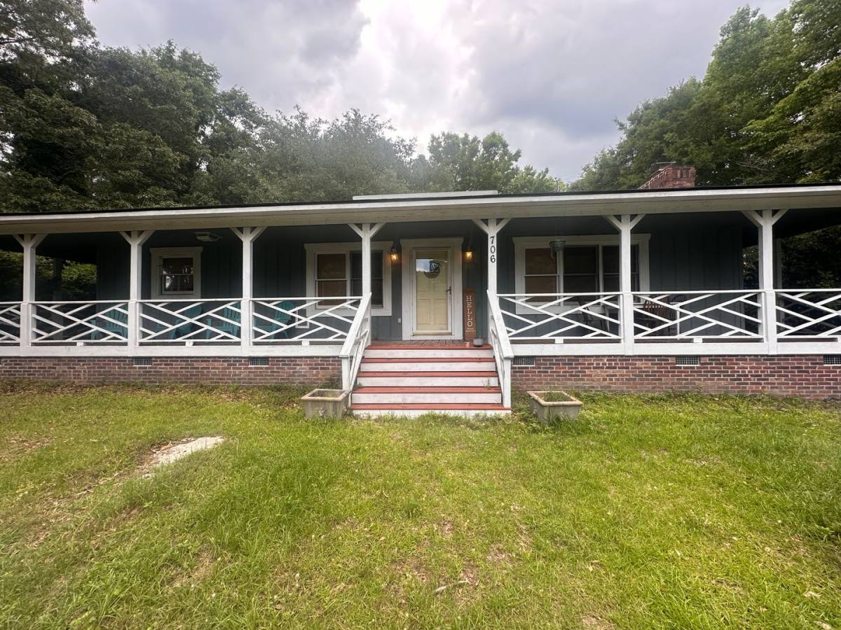 House for rent at 706 Pine St, Hampstead, NC 28443