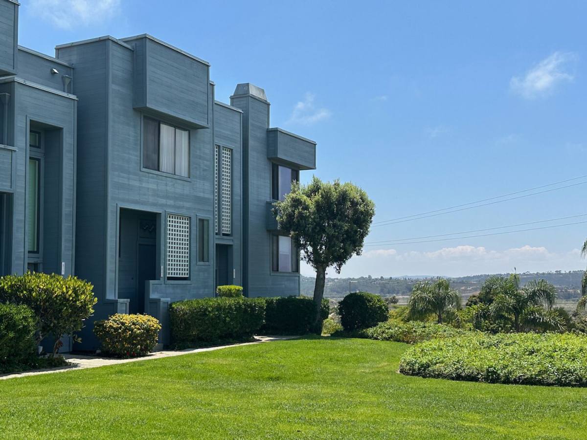 Townhouse for rent at 821 America Way, Del Mar, CA 92014