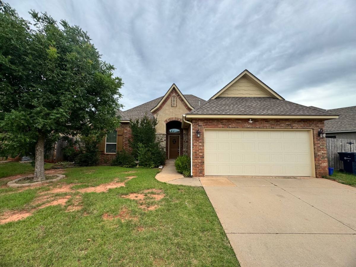House for rent at 19112 Pinehurst Trail Dr, Edmond, OK 73012
