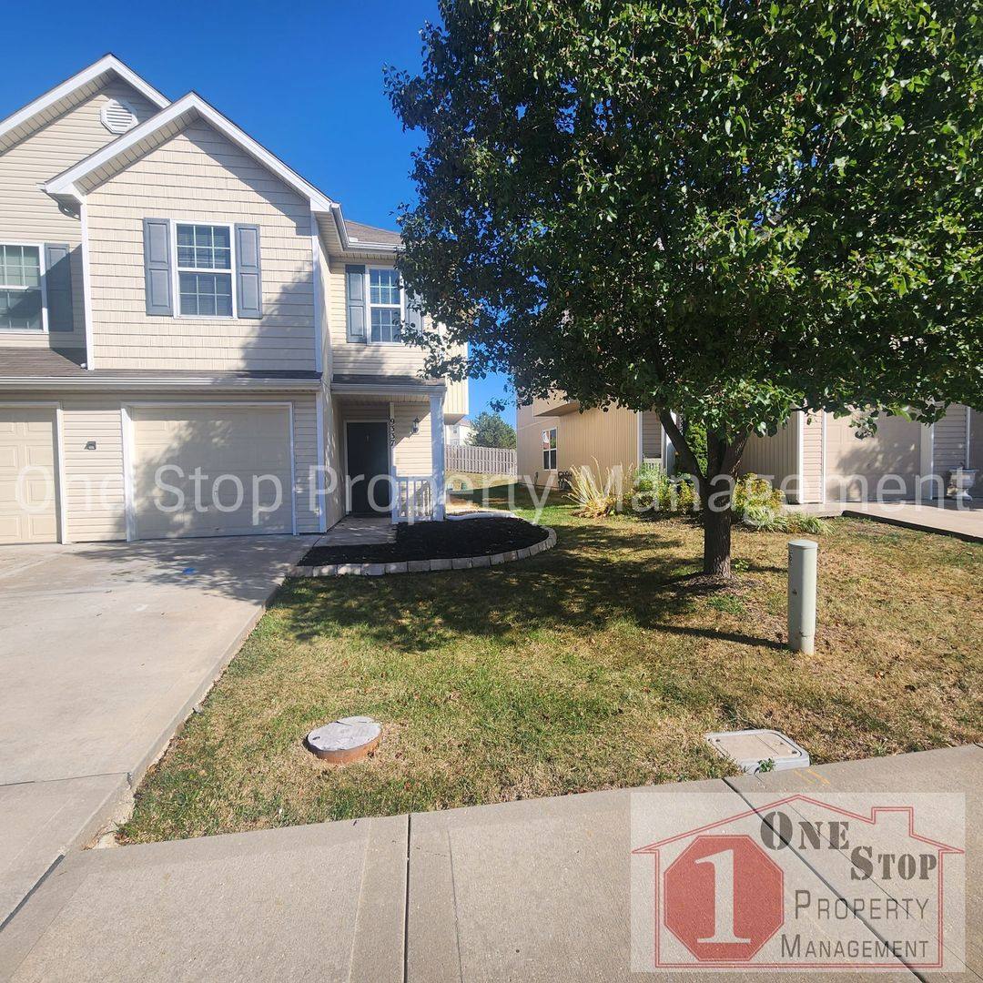 Townhouse for rent at 9337 N Main St, Kansas City, MO 64155