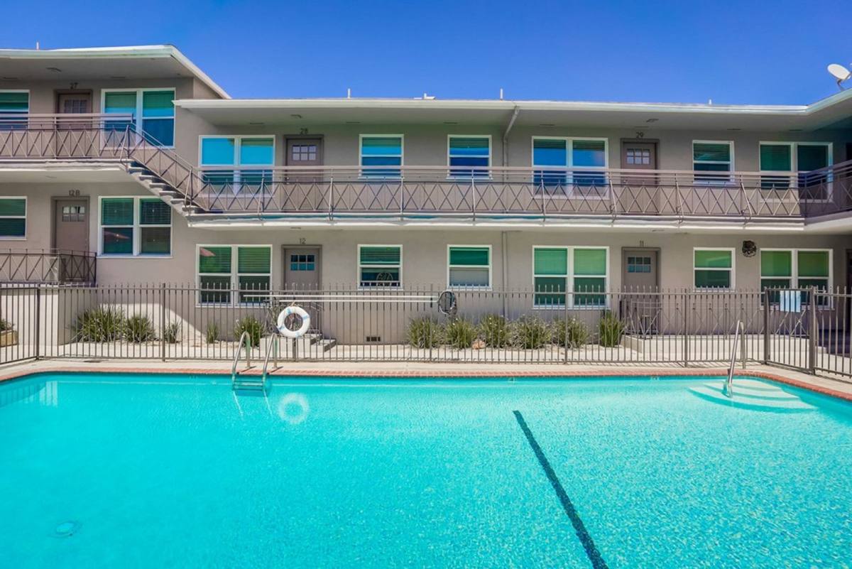 Apartment for rent at 115 N Eastwood Ave, Inglewood, CA 90301