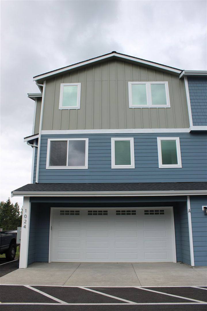 Townhouse for rent at 1024 N 8th St, Mount Vernon, WA 98273