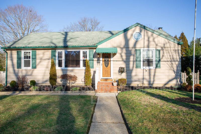 House for rent at 112 W Taunton Ave, Berlin, NJ 08009