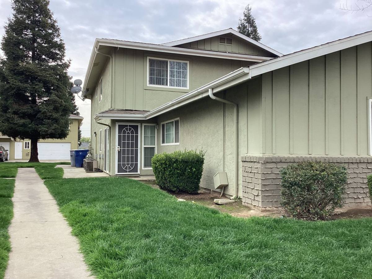 Townhouse for rent at 460 W Alamos Ave, Clovis, CA 93612