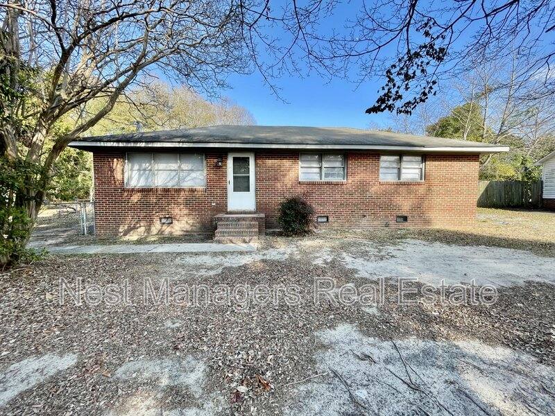 House for rent at 1929 Crestview Dr, Fayetteville, NC 28304