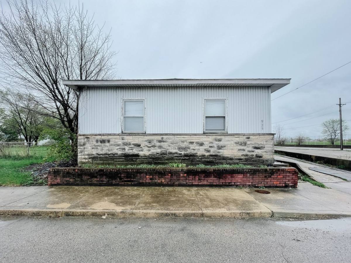 House for rent at 925 W Willard St, Muncie, IN 47302