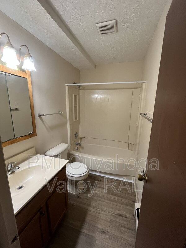 Apartment for rent at 1588 Coventry St #4, Akron, OH 44301