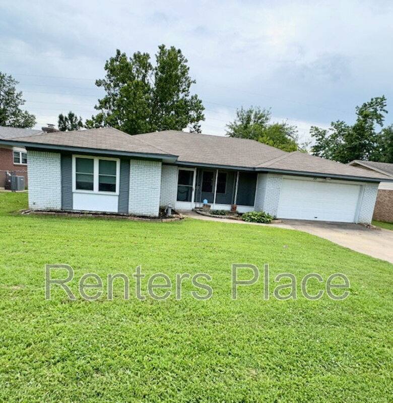 House for rent at 206 W 16th St, Owasso, OK 74055