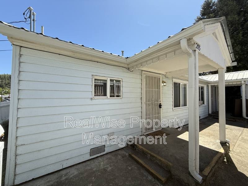 Apartment for rent at 203 S Pine St, Canyonville, OR 97417