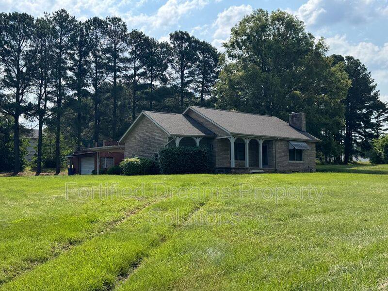House for rent at 633 S Greensboro St, Liberty, NC 27298