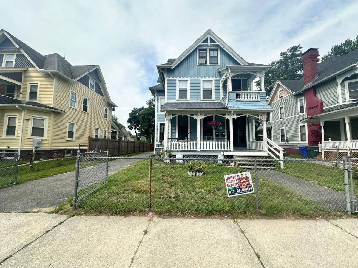 Apartment for rent at 144 Buckingham St, Springfield, MA 01109