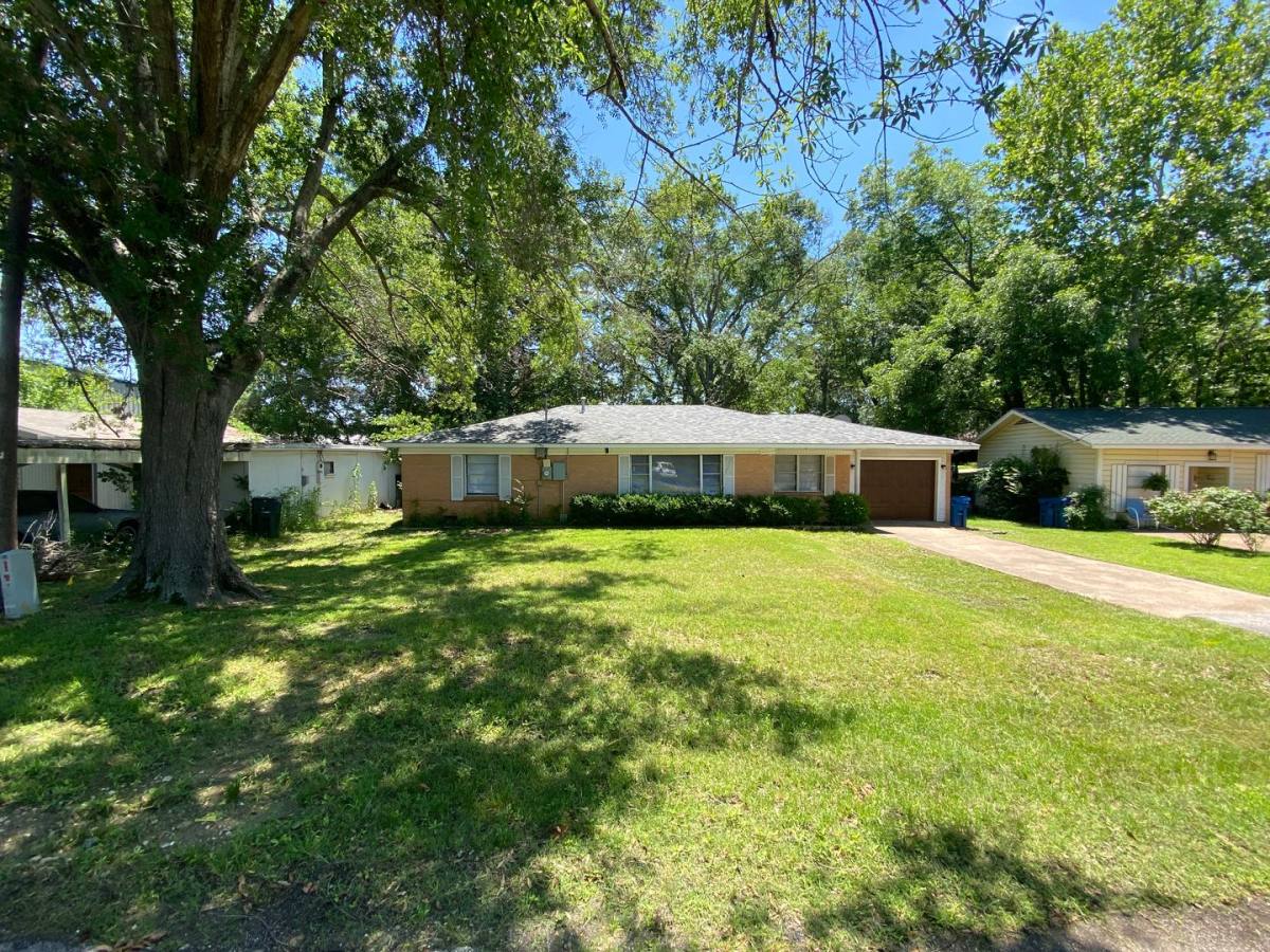 House for rent at 114 S Hearon Dr, Whitehouse, TX 75791