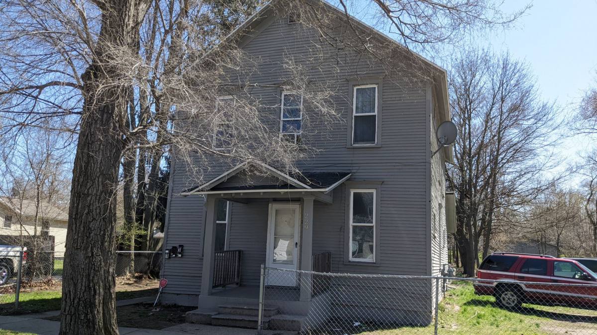 Apartment for rent at 229 Washington Ave, Muskegon, MI 49441
