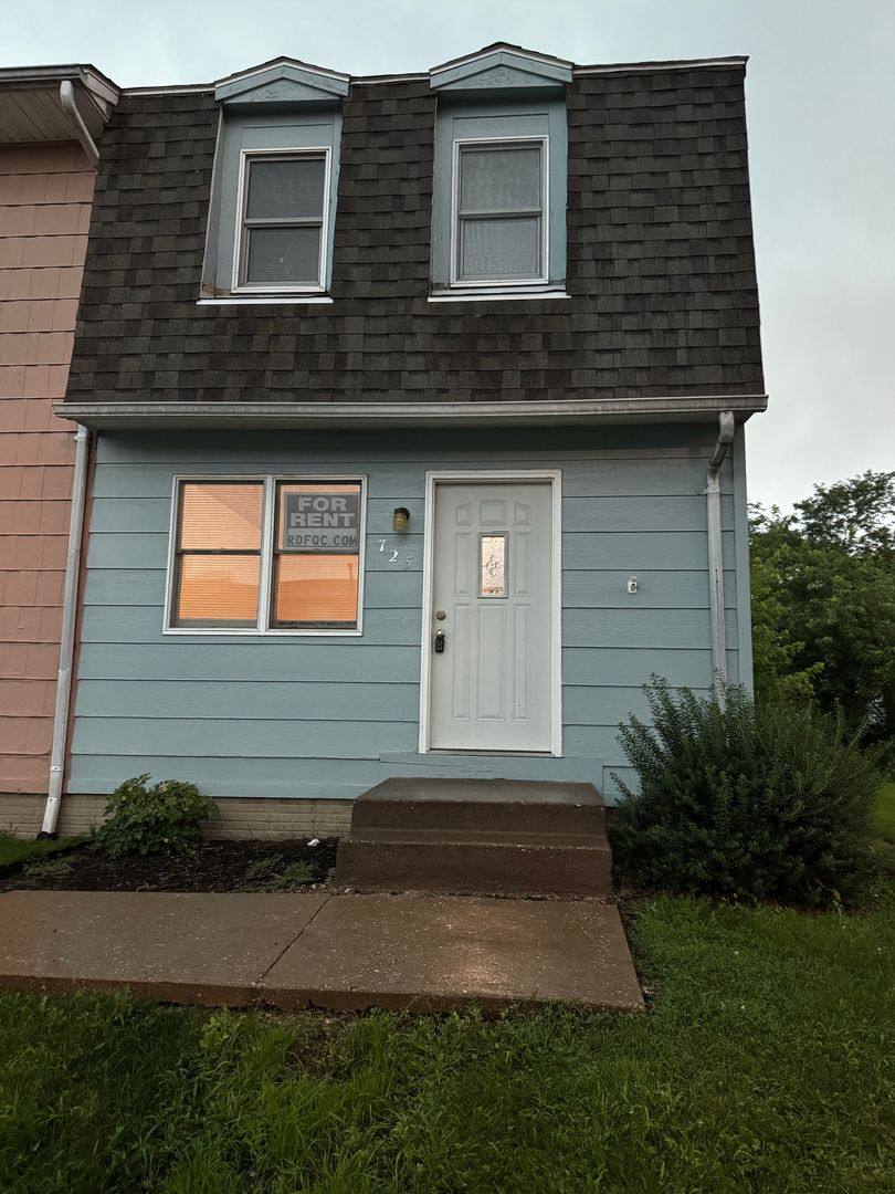 Townhouse for rent at 725 W 61st St, Davenport, IA 52806