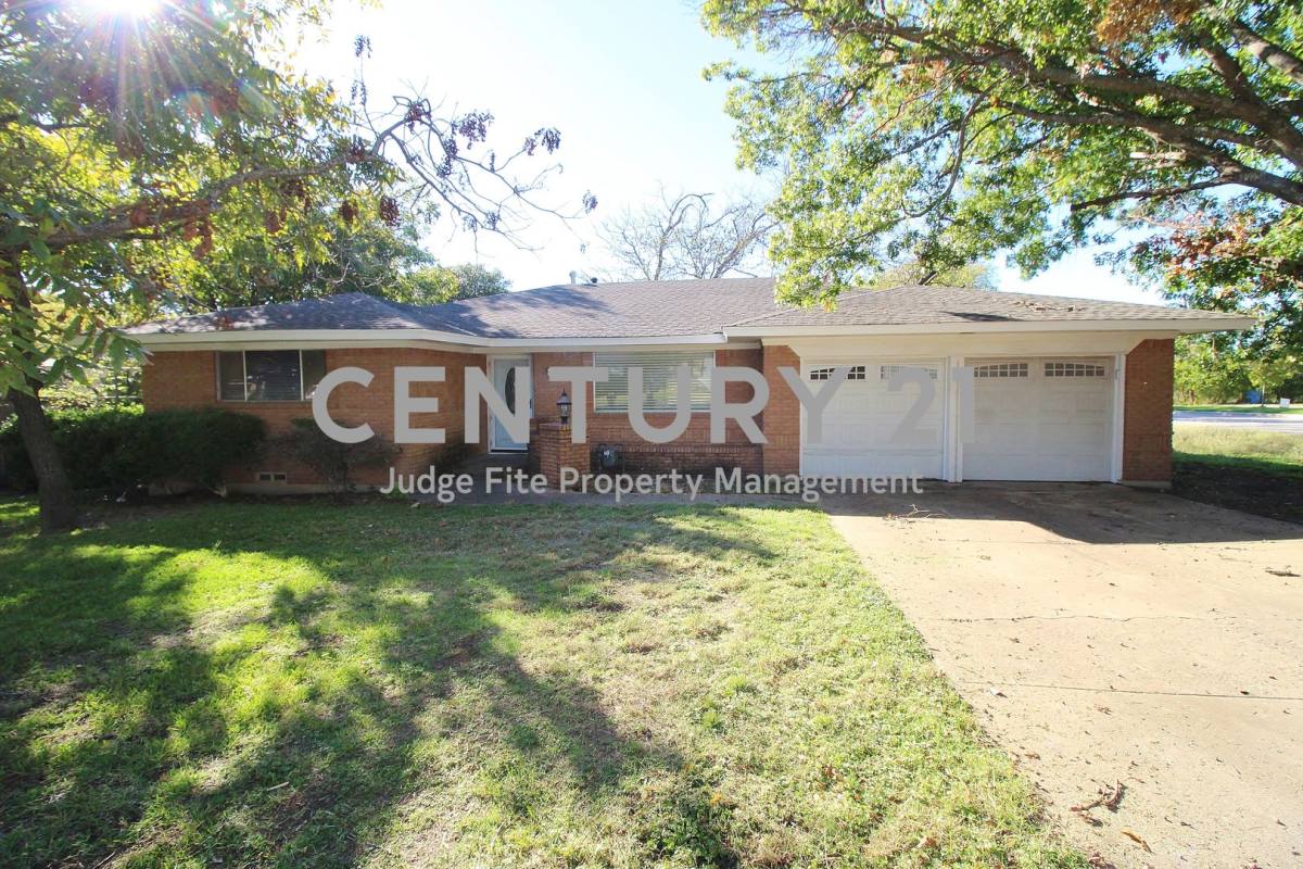 House for rent at 111 S 1st St, Midlothian, TX 76065