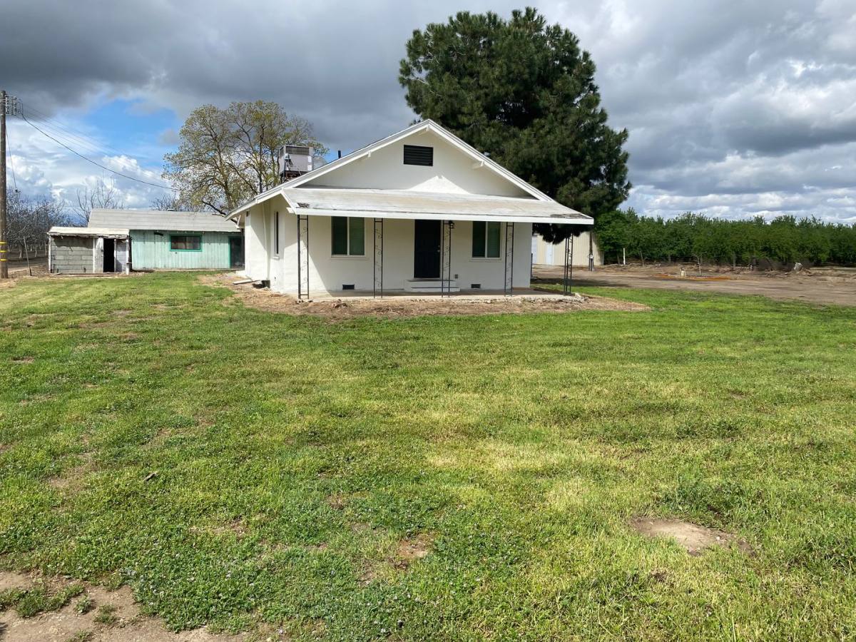 House for rent at 1594 7th Ave Dr, Kingsburg, CA 93631
