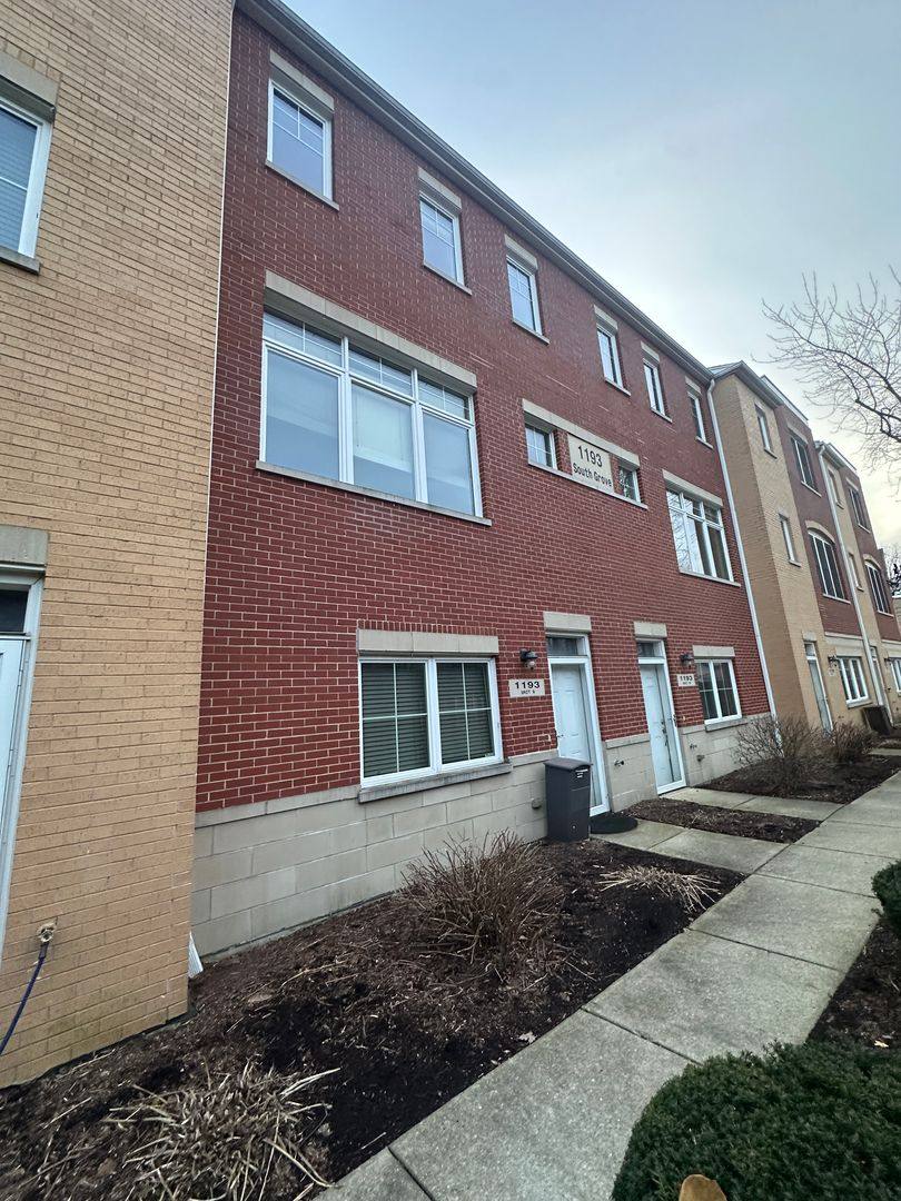 Townhouse for rent at 1193 S Grove, Oak Park, IL 60304