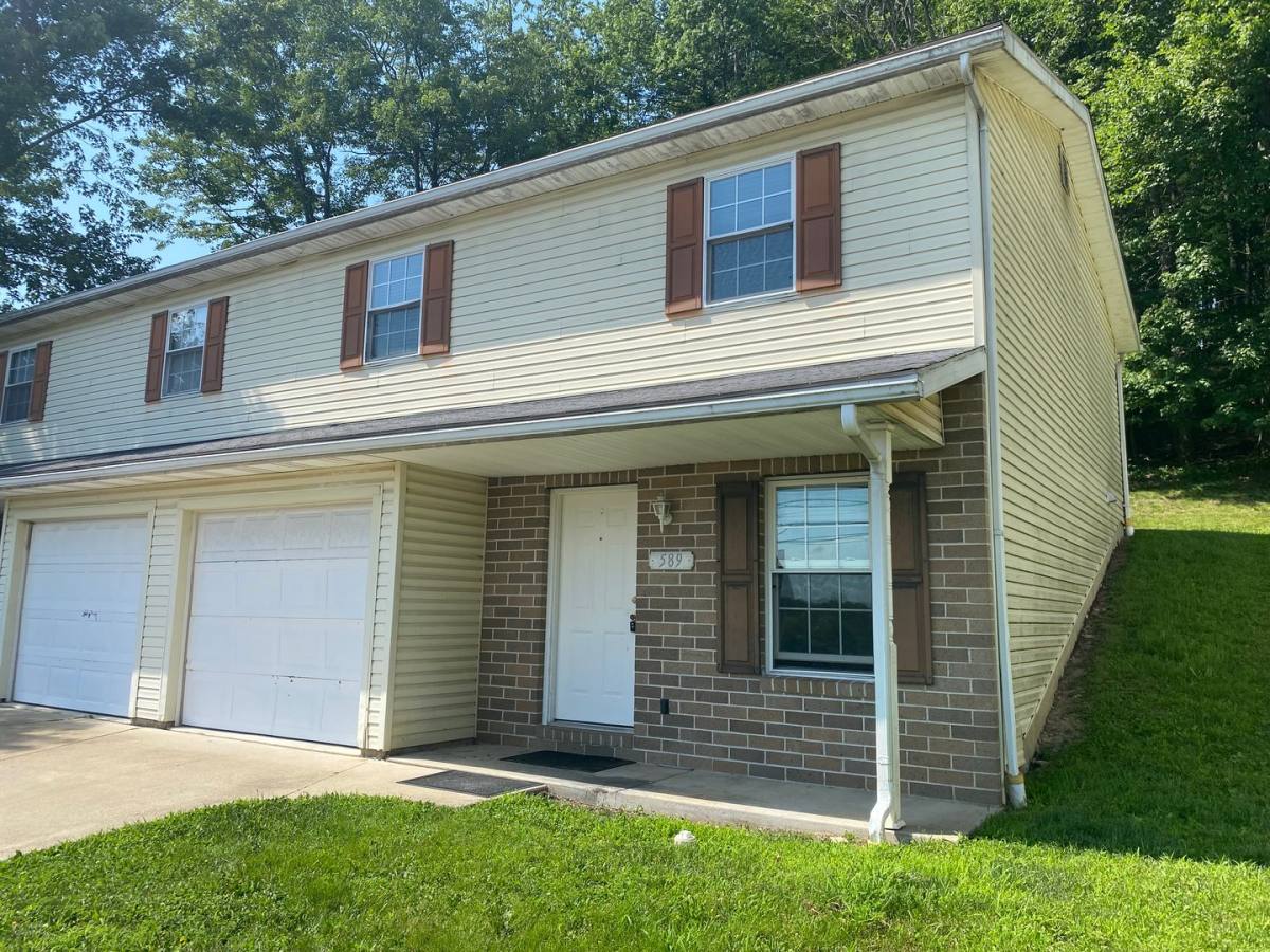 Apartment for rent at 587-589 Ridge Ave NE, New Philadelphia, OH 44663