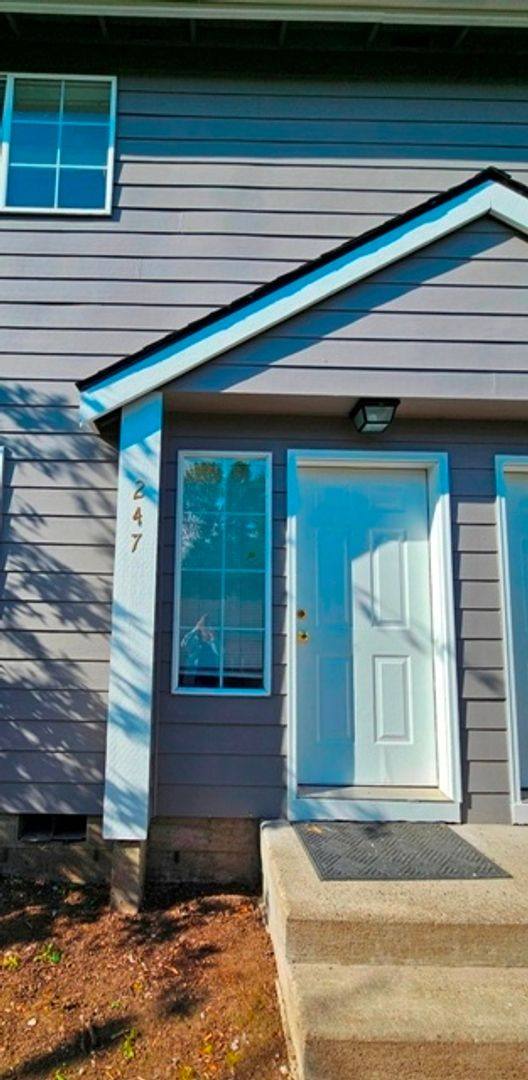 Apartment for rent at 247 25th St NE, Salem, OR 97301