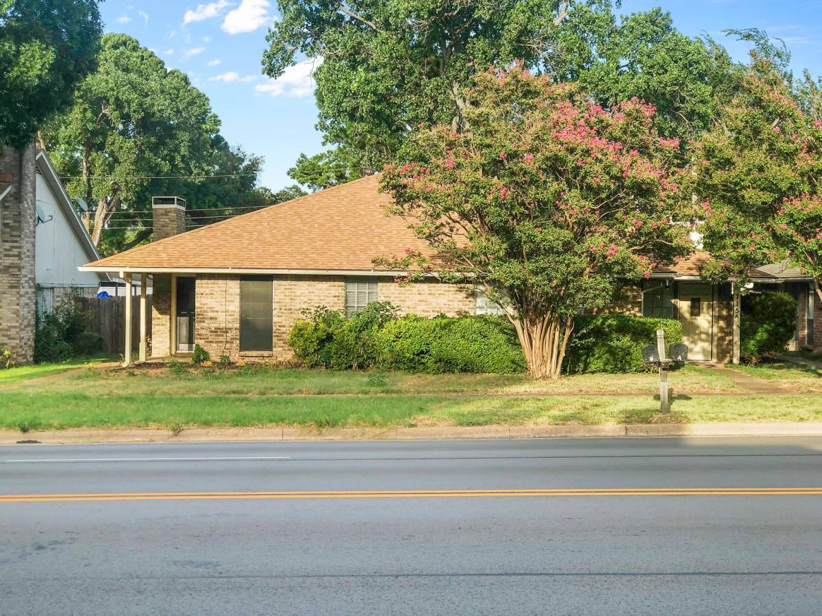 Townhouse for rent at 715-A Oakwood Lane, Arlington, TX 76011