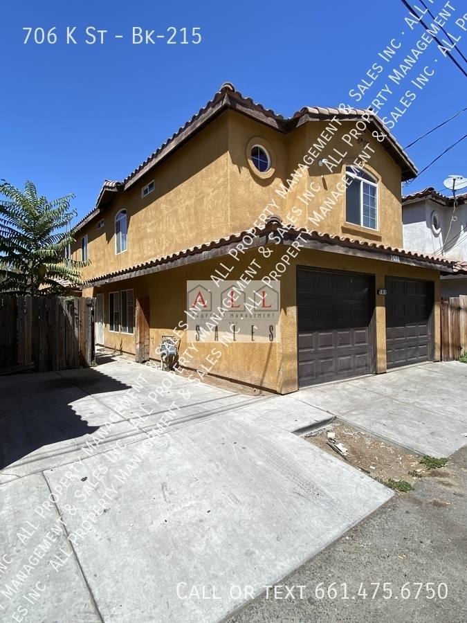 Townhouse for rent at 706 K St #215, Bakersfield, CA 93304