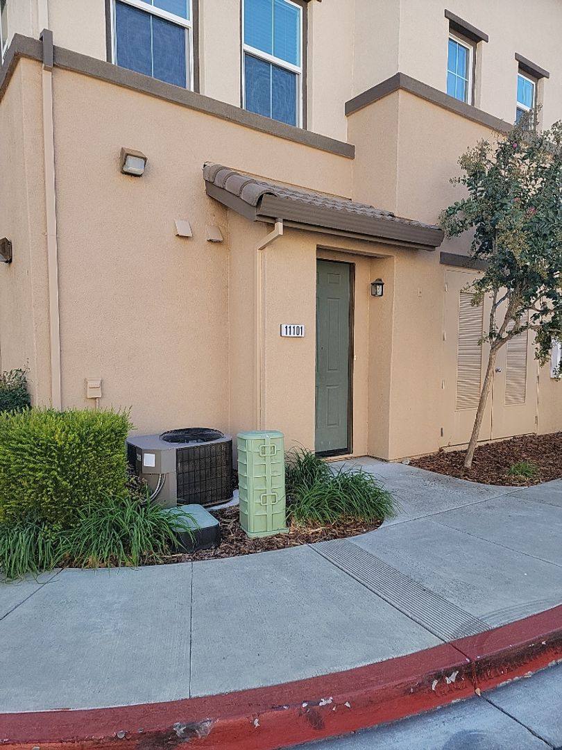 Townhouse for rent at 50 Regency Park Circle, Sacramento, CA 95835