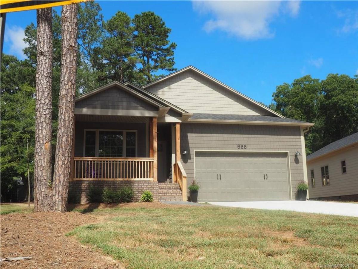 House for rent at 668 13th Ave Place NW, Hickory, NC 28601