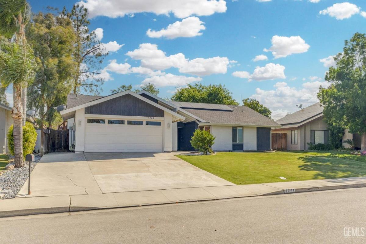 House for rent at 5209 Pla Vada Dr, Bakersfield, CA 93306
