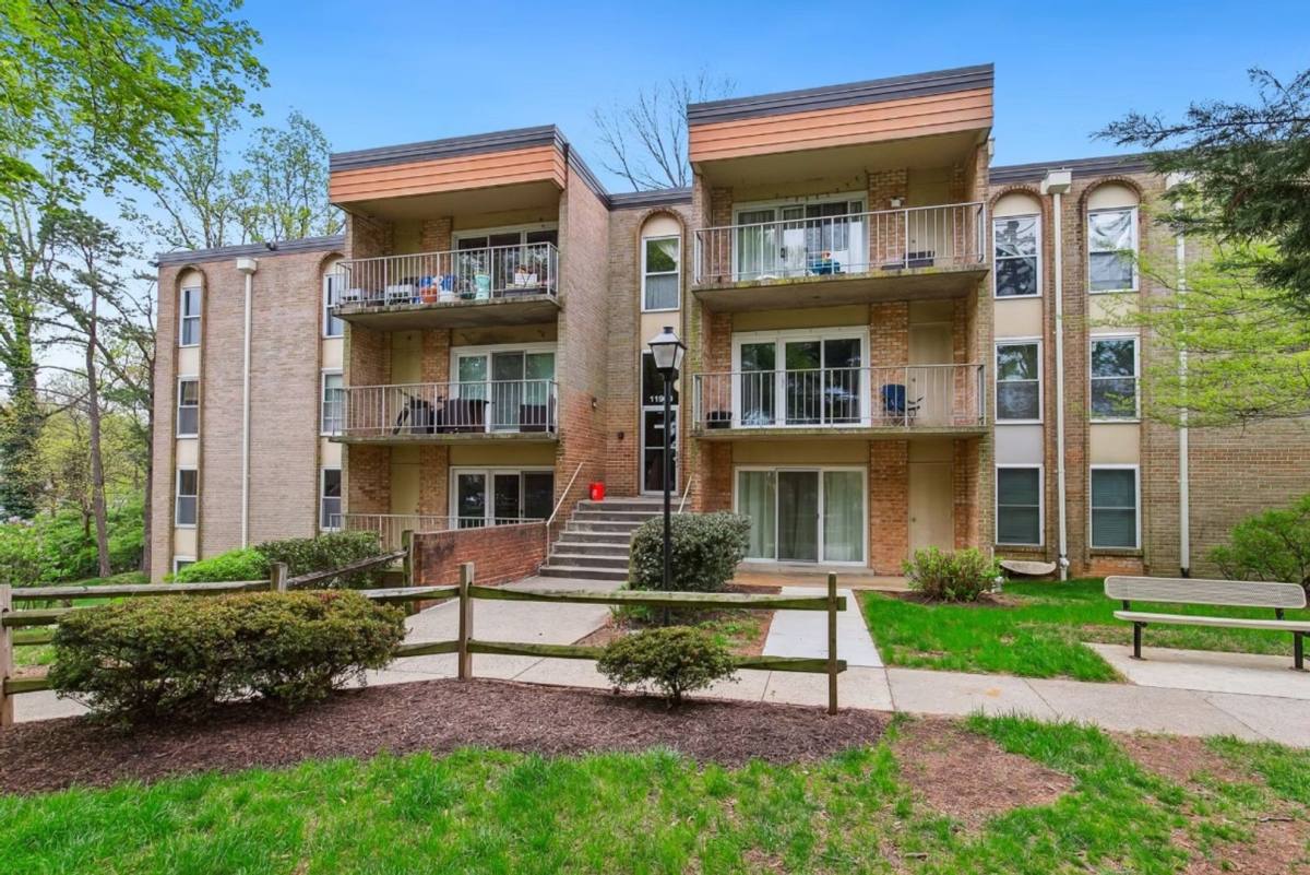 Apartment for rent at 11909 Parklawn Dr, Rockville, MD 20852